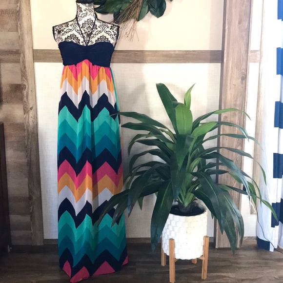 Dresses & Skirts - Colorful & Flattering Print Halter Maxi Dress